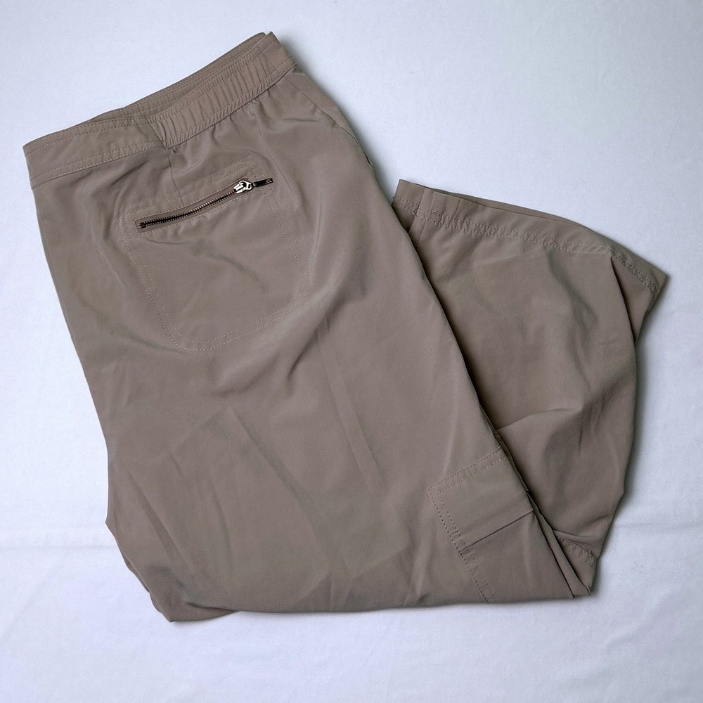 Chicos Zenergy Womens Stretch Cargo Straight Leg Crop Pants Size 3/16 Tan Travel